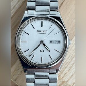 Seiko SQ Vintage Men's Watch Stainless Dial and Bracelet Day
Date Windows